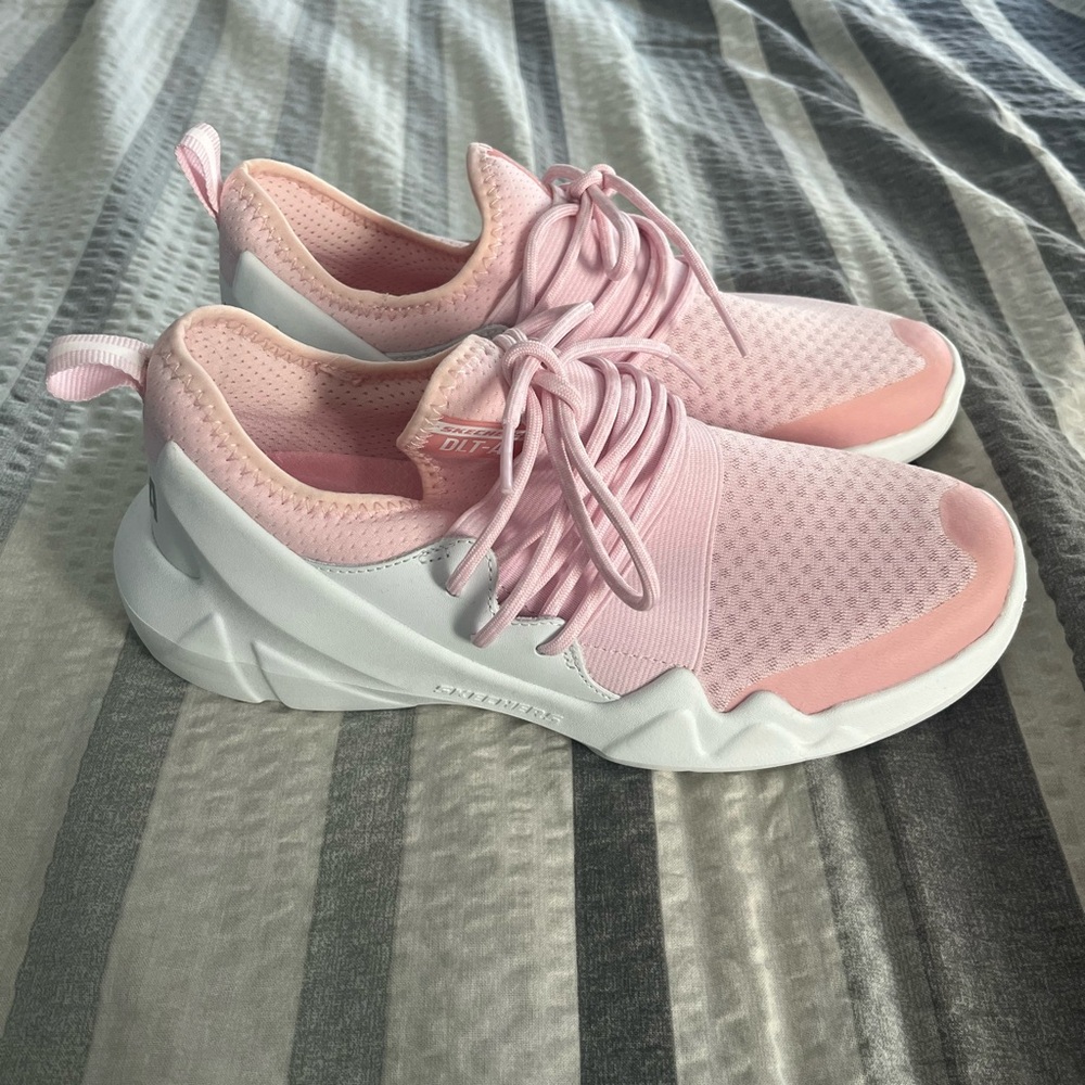 NEW Sketchers Sneakers